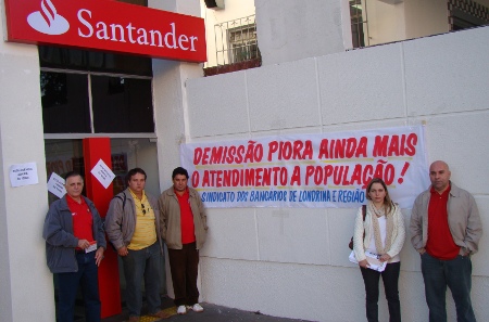 Bancários de Londrina protestam contra demissão no Santander