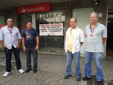 Bancários de BH cobram melhores condições de trabalho no Santander