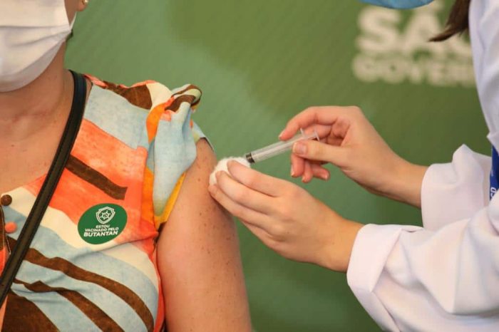 Vacinas CoronaVac e Astrazeneca liberadas para uso emergencial; Vacinação já começou pelo país