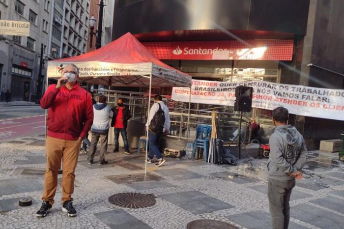Santander: Contra a terceirização, Sindicato protesta no Quarteirão de Investimentos