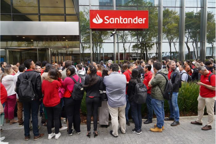 Contra terceirização, bancários paralisam Torre Santander
