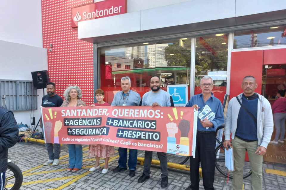 Bancários realizam dia de luta contra fechamento de agências do Santander